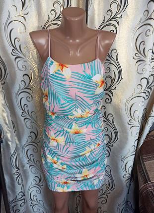 Коктейльна сукня з тропічним принтом prettylittlething