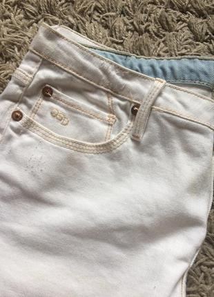 Крутые белые джинсовые шорты с потёртостями4 фото