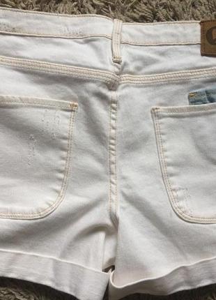 Крутые белые джинсовые шорты с потёртостями6 фото