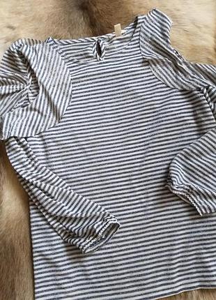 Кофта з відкритими плечима та воланами