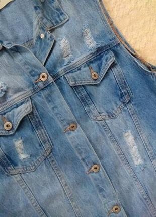 Брендовая джинсовая жилетка оверсайз с рваностями monday premium, 12-14 размер.4 фото