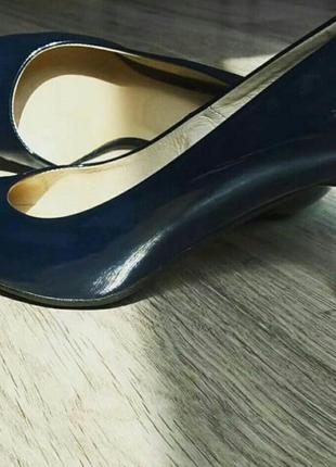 Синие лакированные туфли на шпильке2 фото