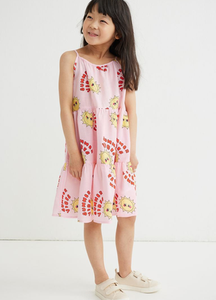 Сукня без рукавів довжиною до коліна