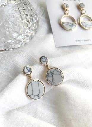 Серьги мраморные белые круглые золотистые камень стильные трендовые 2019 модные