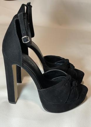 Босоніжки туфлі на підборах на платформі