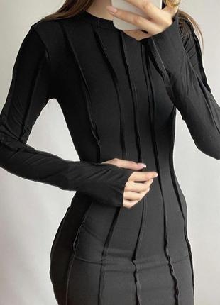 Чорна сукня в рубчик з вивернутими швами3 фото
