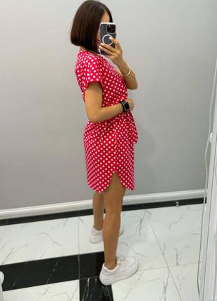 Платье красное в горошек короткое с вырезом в зоне декольте с поясом качественная стильная трендовая с разрезами по бокам2 фото
