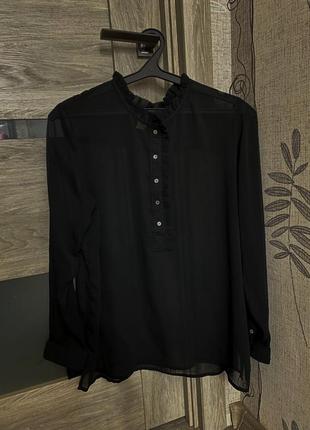 Черная рубашка с рюшами