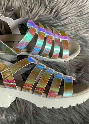 Модные босоножки c белой подошвой на тракторной основе