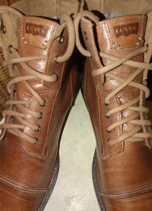 Рудої шкіри фірмові черевики levi's.2 фото