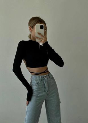 Трендовая кофточка с открытой спиной и завязками