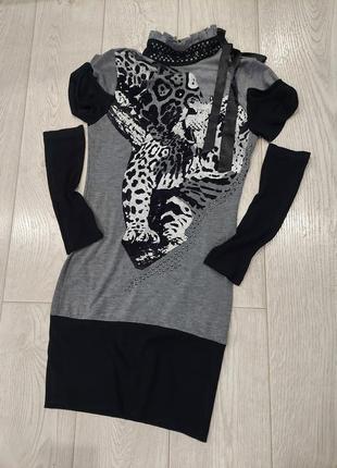 Трикотажное платье, туника с леопардом angellila серое 42-445 фото