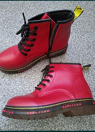 Красные женские ботинки