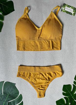 Комплект в рубчик (спортивный топ и трусики-стринги с широкой резинкой)