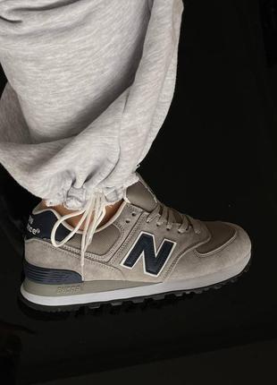 Женские замшевые кроссовки new balance 574. цвет серый с черным