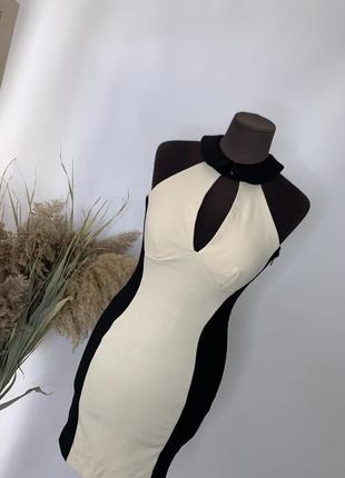 Іміджева сукня з відкритою спиною і відкритими плечима бежева з чорними вставками збоку і чокером3 фото