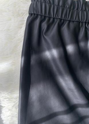 Кожаная юбка юбка черная с поясом9 фото