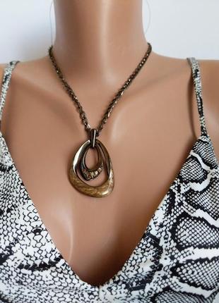 Оригінальна підвіска на темному ланцюжку.