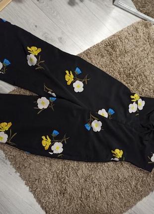 Стильный черный ромпер в цветах с брюками-кюлотами2 фото