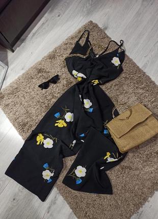 Стильный черный ромпер в цветах с брюками-кюлотами