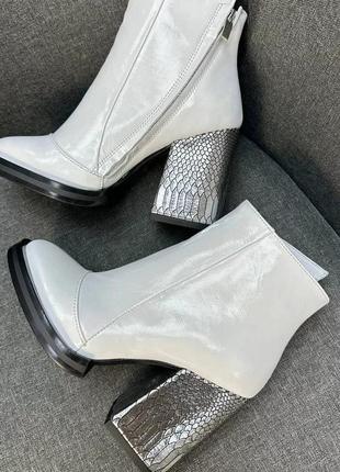 Стильні черевики з італійської шкіри жіночі на підборах білі5 фото