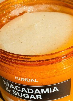 Сахарный ароматизированный скраб для тела с маслом макадамии kundal sugar & macadamia body scrub 5502 фото