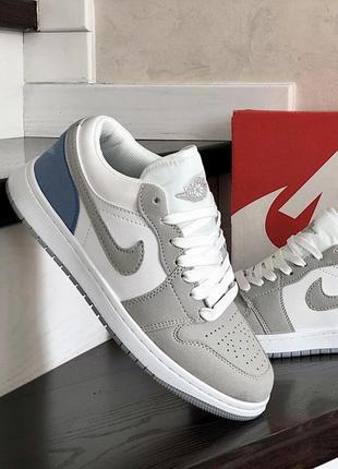 Прекрасные женские кроссовки nike air jordan 1 retro low grey white blue серо-белые с голубым