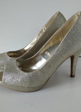 Р 7 / 39-40 26 см золотистые блестящие туфли с открытым носком босоножки на высоком каблуке6 фото