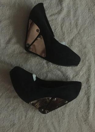 Туфі на танкетці натуральний замш pier lucci