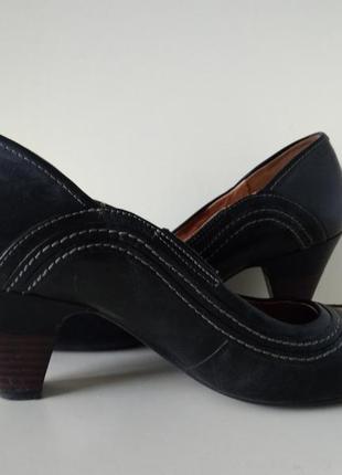 Р 6 / 39-40 26 см классические кожаные черные туфли на каблуке clarks3 фото