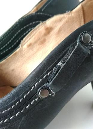 Р 6 / 39-40 26 см классические кожаные черные туфли на каблуке clarks7 фото