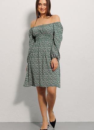 Коротка сукня з відкритими плечима зелена в квіточки3 фото