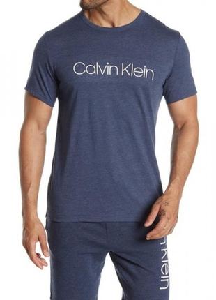Модная темно-синяя футболка calvin klein