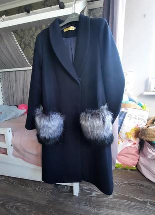 Пальто с меховыми карманами