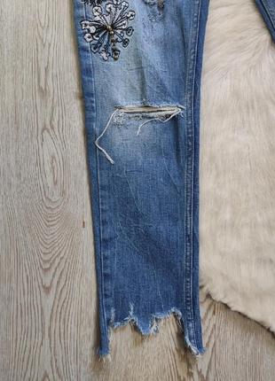 Блакитні джинси скіні вузька квітковою вишивкою розрізами знизу рвані стрейч щільні3 фото