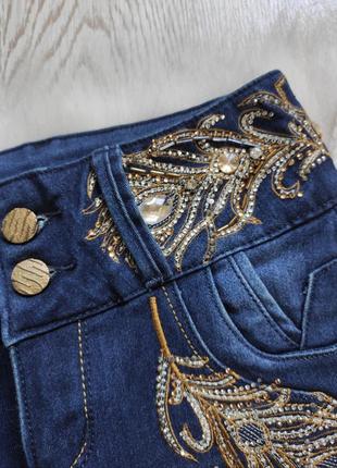 Синие голубые джинсы скинни с камнями стразами золотой вышивкой бисером украшениями8 фото