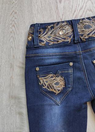 Сині блакитні джинси скіні з камінням стразами золотою вишивкою бісером прикрасами10 фото