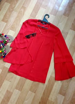 Шикарна червона блуза  зі шнурівкою на грудях і  кльошними рукавчиками