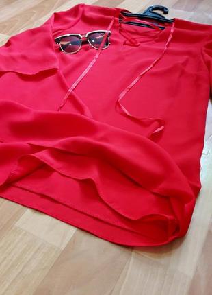 Шикарна червона блуза  зі шнурівкою на грудях і  кльошними рукавчиками7 фото