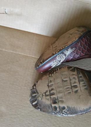 Шкіряні туфлі на підборах з вишивкою victoria viskonti5 фото