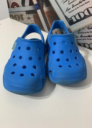 Босоніжки, сандалі crocs