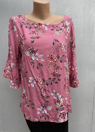 Красивая блуза в цветах