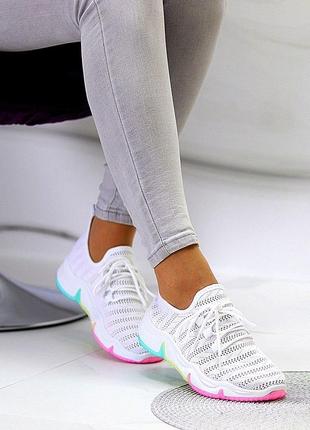 Яскраві зручні м'які дихаючі текстильні жіночі кросівки на кольоровій підошві.2 фото