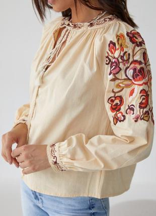 Жіноча вишиванка з орнаментом на рукавах