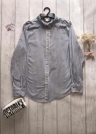 Красива сорочка у смужку.