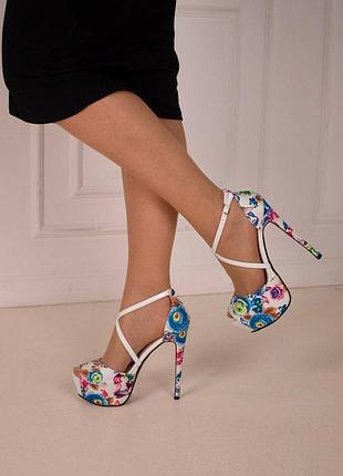 1142   босоножки яркие цветастые на высоком каблуке и платформе (распродажа)