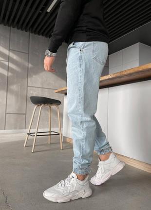Мужские джинсы джоггеры голубого цвета3 фото