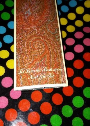 Фирменный набор для маникюра.