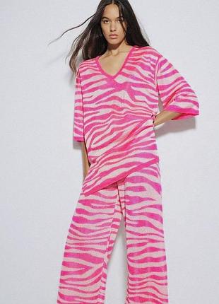 Костюм жаккардовый. кюлоты длина:96 пояс полуобх:34 бедро:42 ширина брюк:28 кофта:шир:54 длина 78.