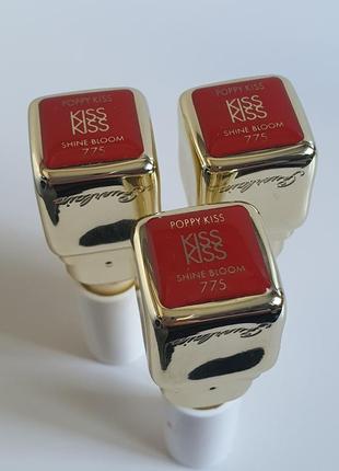 Блестящая помада guerlain kisskiss shine bloom